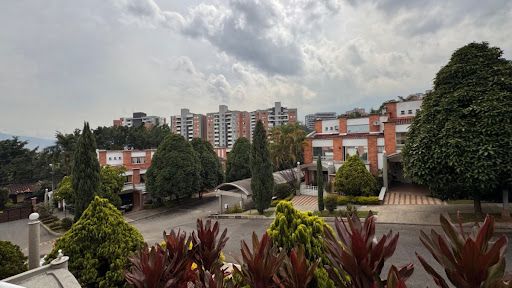 Casa en arriendo o venta Antioquia Envigado Uribe Ángel 180 m2 Habitaciones 5 Baños 6 Garajes 2 Precio venta $1400000000 Precio arriendo $6500000