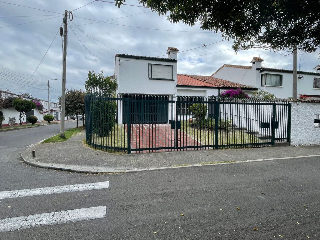 Casa en arriendo Cundinamarca Bogotá Prado Veraniego Sur 202 m2 Habitaciones 4 Baños 2 Garajes 4 Precio $6500000