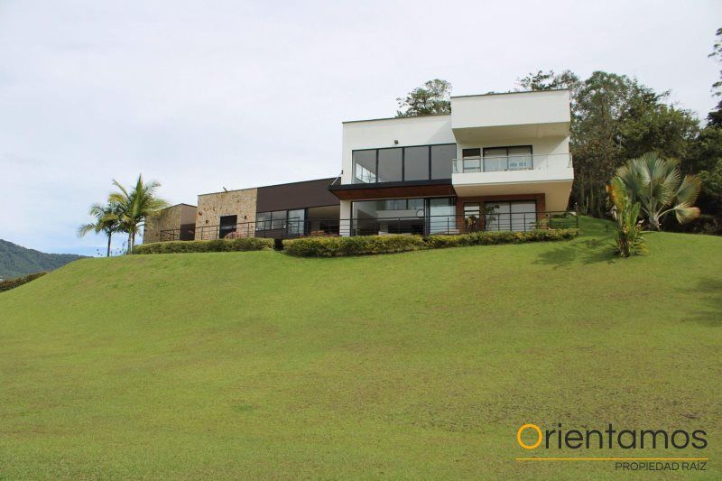 Casa en arriendo Antioquia El Carmen De Viboral El Carmen De Viboral 4930 m2 Habitaciones 4 Baños 5 Garajes 1 Precio $19000000