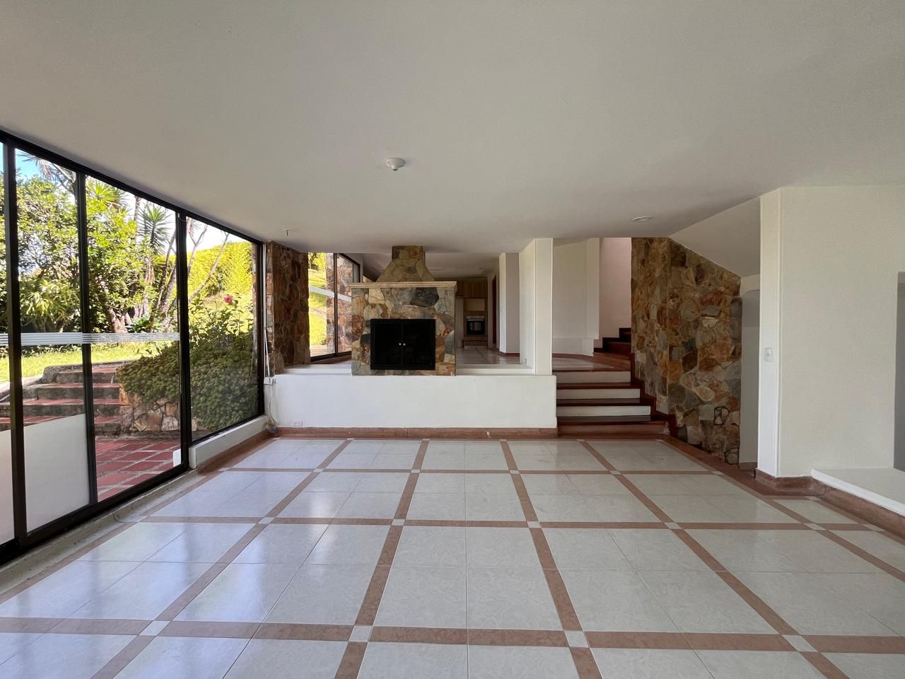 Casa en arriendo o venta Antioquia El Retiro Centro 450 m2 Habitaciones 4 Baños 5 Garajes 5 Precio venta $2330000000 Precio arriendo $9800000