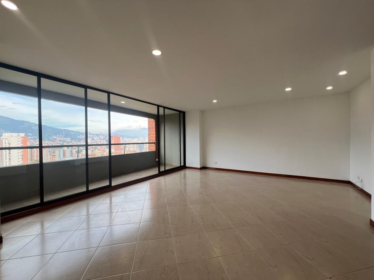 Apartamento en arriendo o venta Antioquia Medellín Urbanizacion Villa Linda 114 m2 Habitaciones 3 Baños 3 Garajes 1 Precio venta $880000000 Precio arriendo $4400000