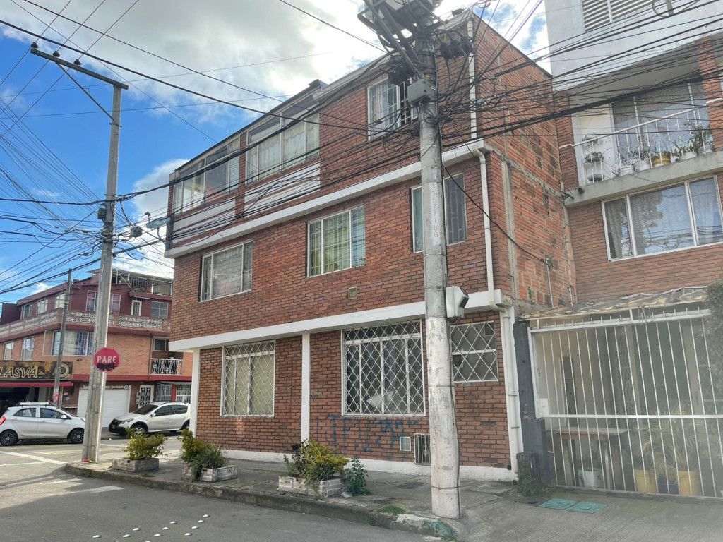 Casa en venta Cundinamarca Bogotá Carvajal 373 m2 Habitaciones 16 Baños 6 Garajes 1 Precio $920000000