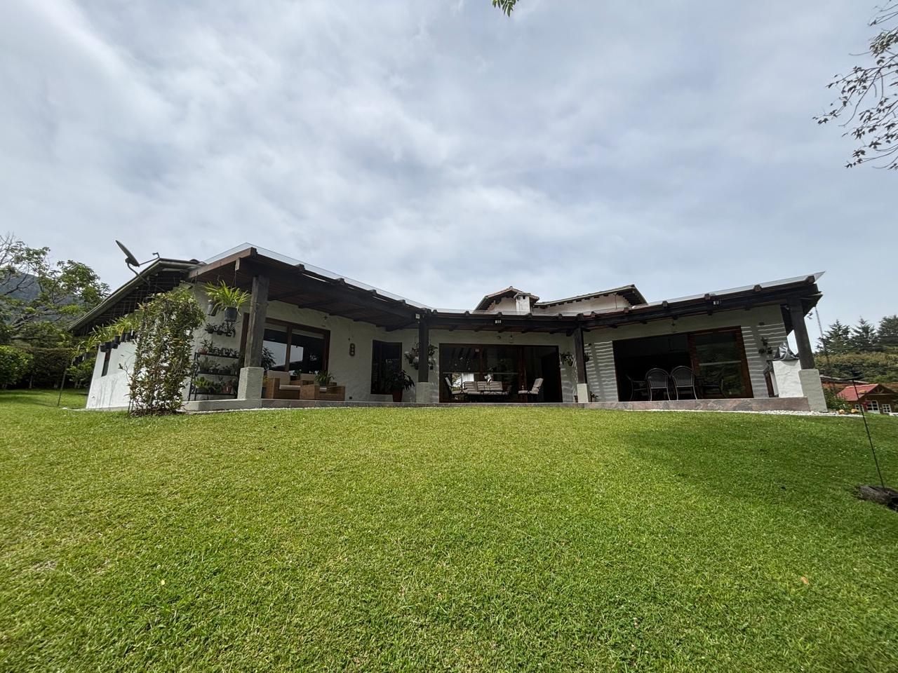 Finca en venta Antioquia El Carmen De Viboral Barrio Ospina 450 m2 Habitaciones 4 Baños 6 Garajes 3 Precio $2800000000
