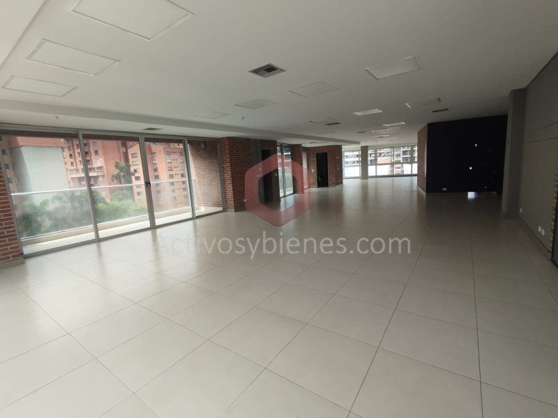 Oficina en arriendo Antioquia Medellín Los Balsos No2 300 m2 Habitaciones 0 Baños 4 Garajes 6 Precio $21250000