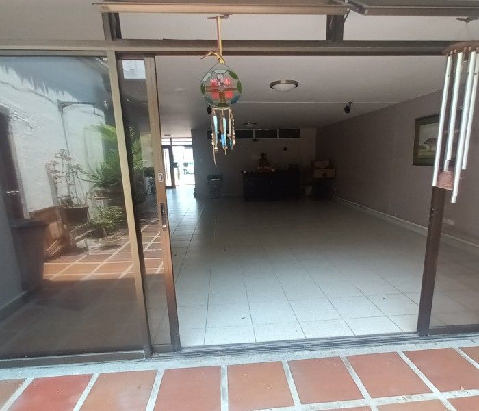 Casa en venta Valle Del Cauca Cali San Vicente 300 m2 Habitaciones 5 Baños 4 Garajes 2 Precio $500000000