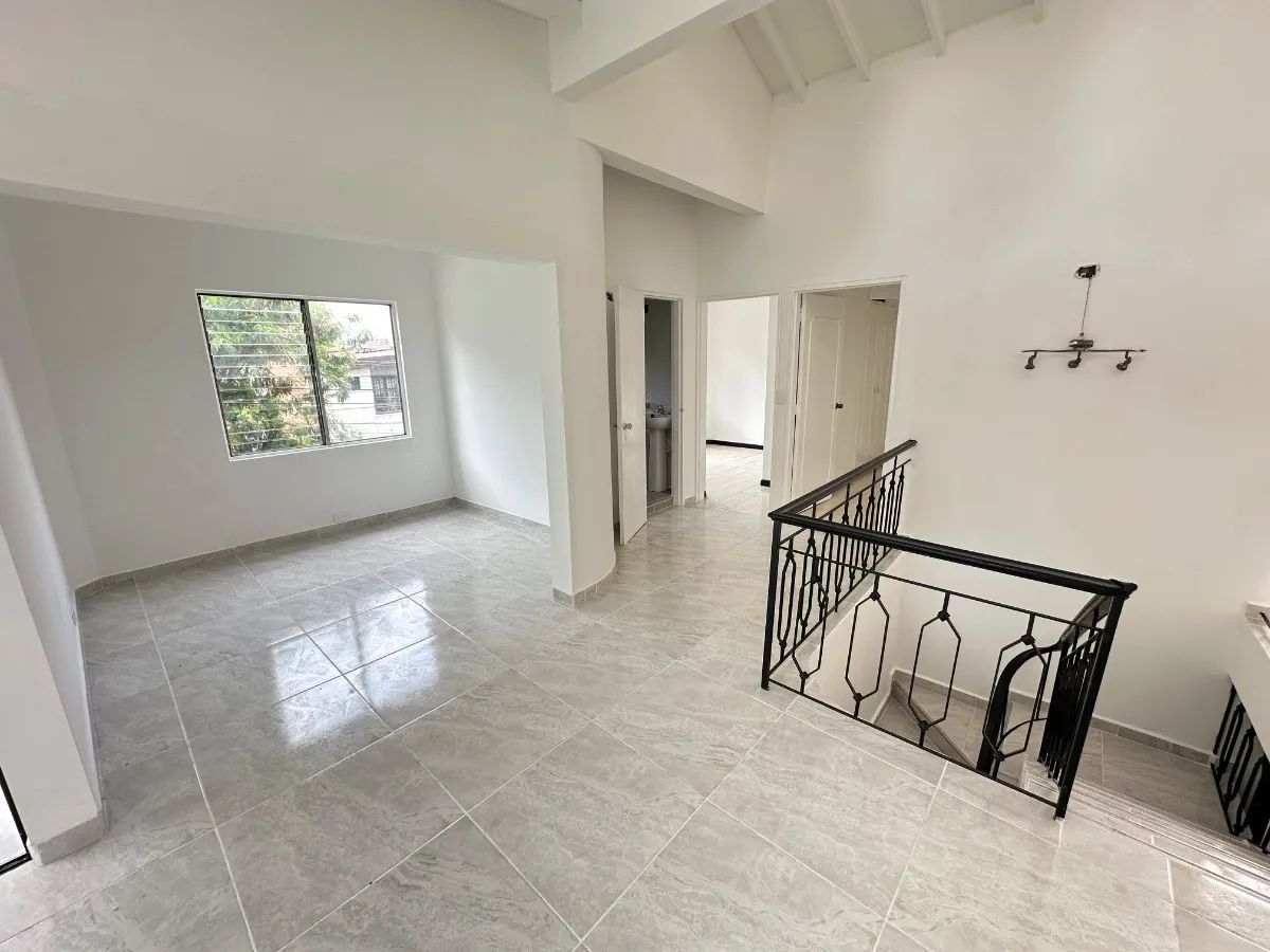 Casa en arriendo Antioquia Medellín Urbanizacion Los Colores 300 m2 Habitaciones 5 Baños 2 Garajes 1 Precio $7900000