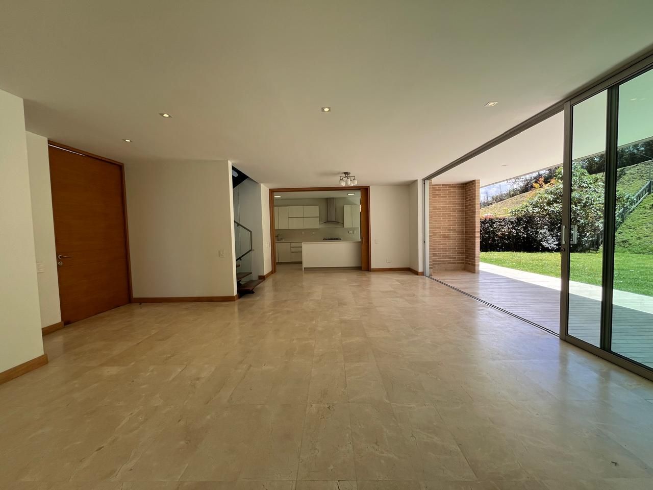 Casa en arriendo Antioquia Envigado Sabaneta Real 754 m2 Habitaciones 3 Baños 4 Garajes 4 Precio $17500000