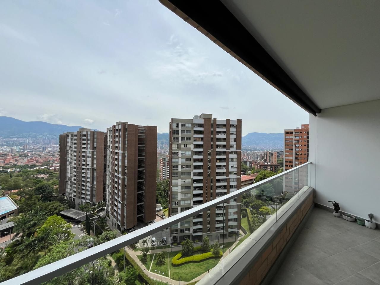 Apartamento en arriendo Antioquia Envigado La Inmaculada 103 m2 Habitaciones 3 Baños 3 Garajes 2 Precio $5700000