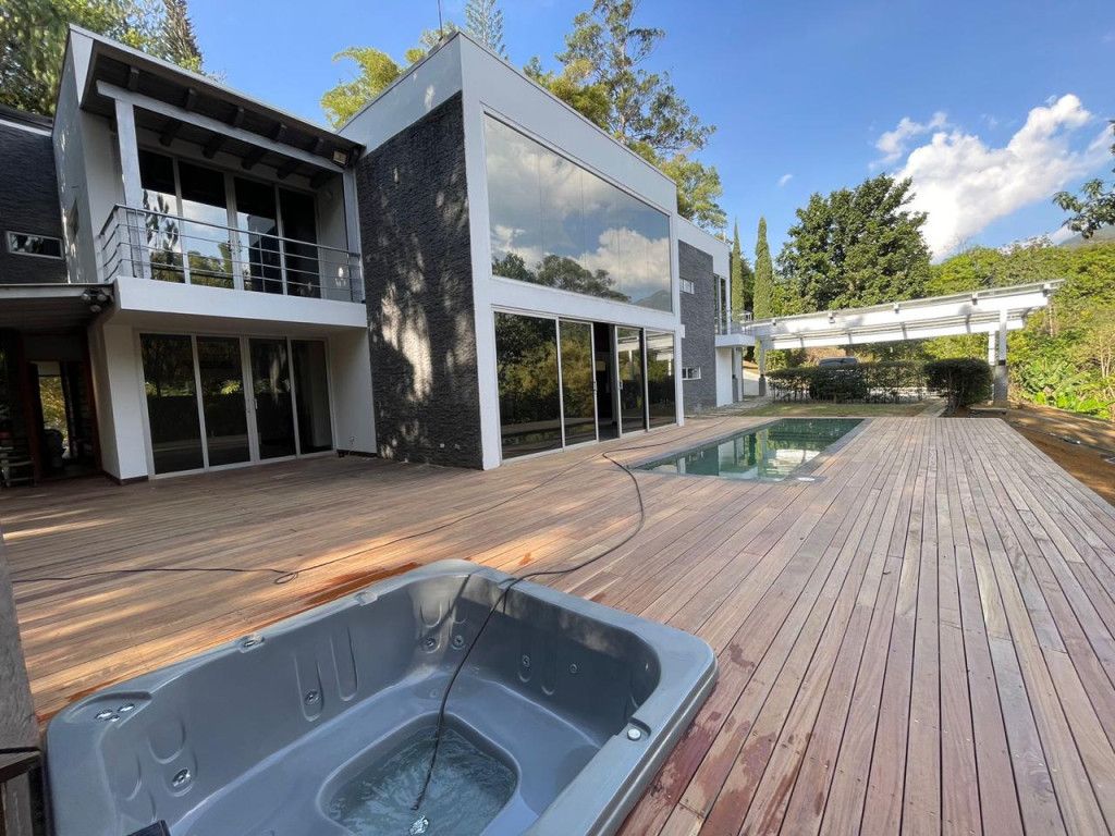 Casa en venta Antioquia Copacabana Actividad Multiple 400 m2 Habitaciones 3 Baños 4 Garajes 5 Precio $2100000000