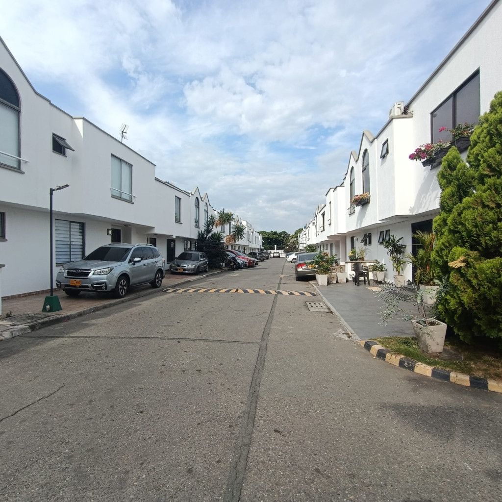 Casa en venta Valle Del Cauca Cali Urbanización La Flora 102 m2 Habitaciones 3 Baños 4 Garajes 1 Precio $450000000