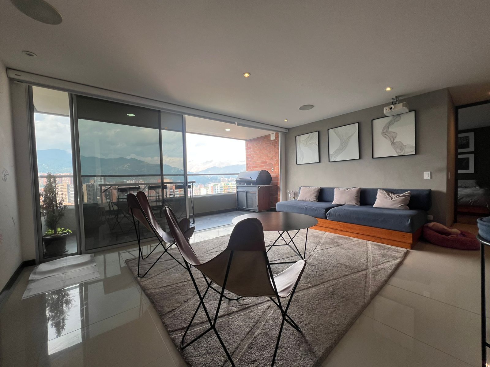 Apartamento en arriendo Antioquia Medellín Villagrande 80 m2 Habitaciones 1 Baños 2 Garajes 2 Precio $4100000