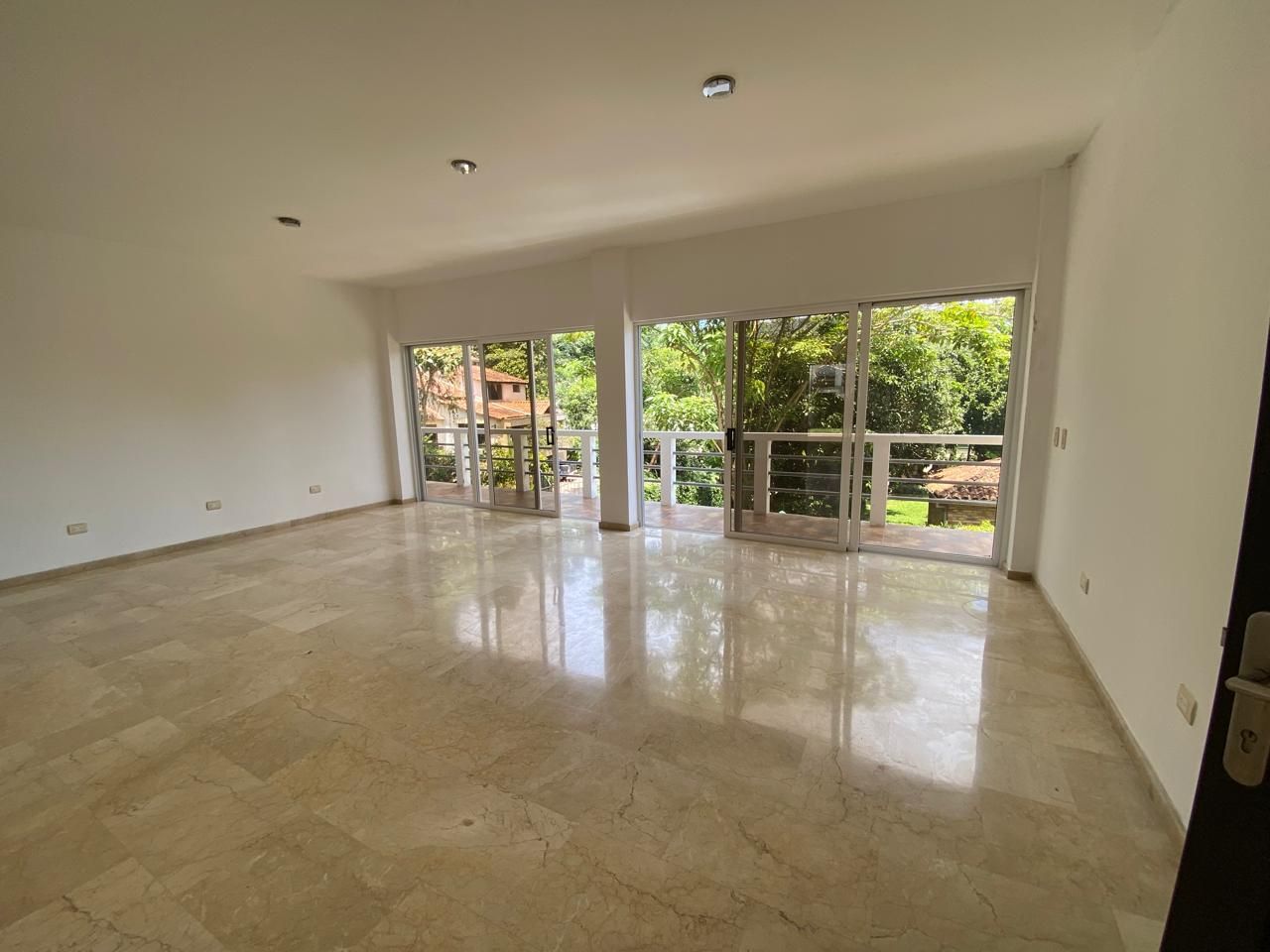 Casa en arriendo Santander Floridablanca Floridablanca 730 m2 Habitaciones 3 Baños 4 Garajes 1 Precio $9700000