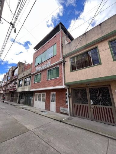 Casa en venta Cundinamarca Bogotá Los Nogales 207 m2 Habitaciones 7 Baños 3 Garajes 0 Precio $450000000