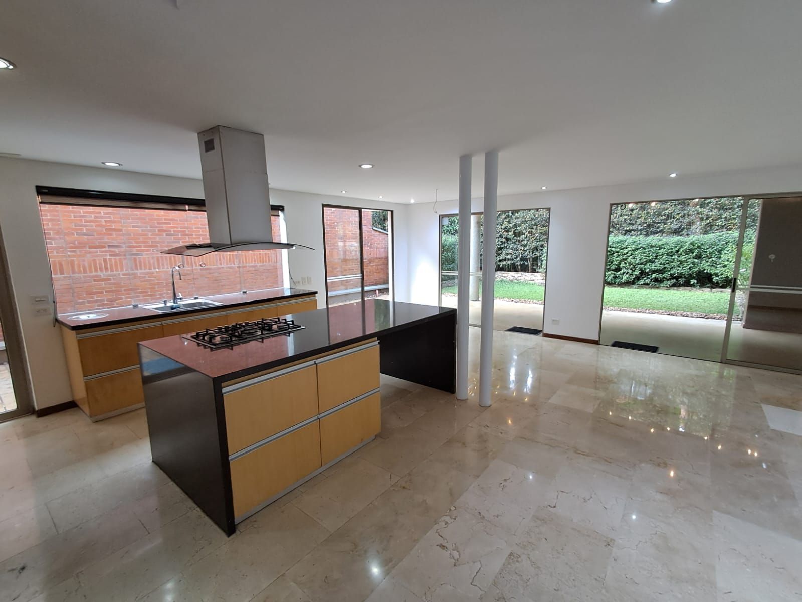 Casa en arriendo Antioquia Medellín Avila 200 m2 Habitaciones 3 Baños 5 Garajes 2 Precio $11900000