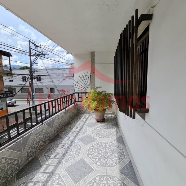 Edificio en venta Antioquia Itagüí Centro 338 m2 Habitaciones 4 Baños 1 Garajes 2 Precio $1700000000