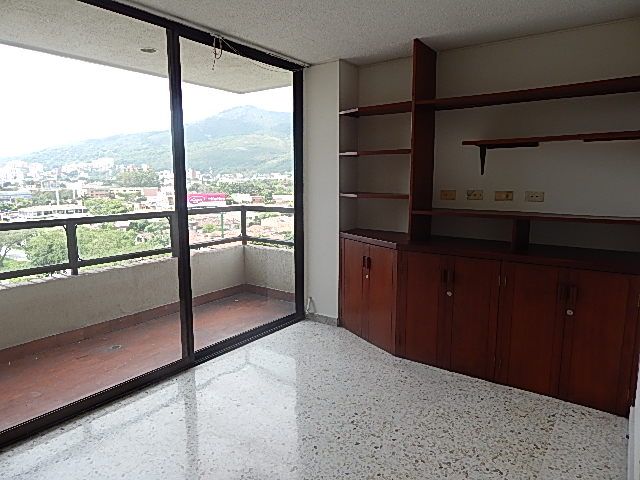 Apartamento en arriendo Valle Del Cauca Cali Prados Del Norte 116 m2 Habitaciones 3 Baños 2 Garajes 2 Precio $2500000