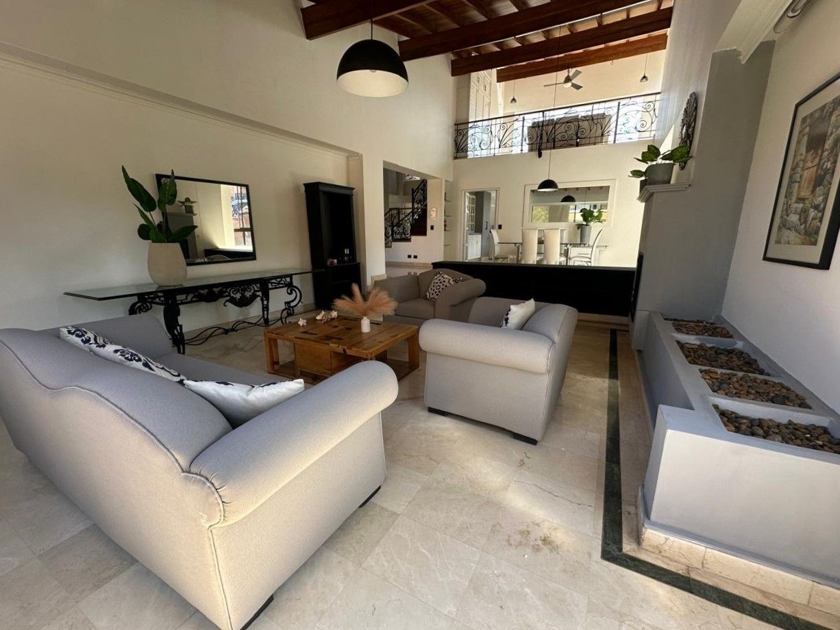 Apartamento en arriendo Antioquia Medellín Chile 300 m2 Habitaciones 4 Baños 5 Garajes 3 Precio $10100000