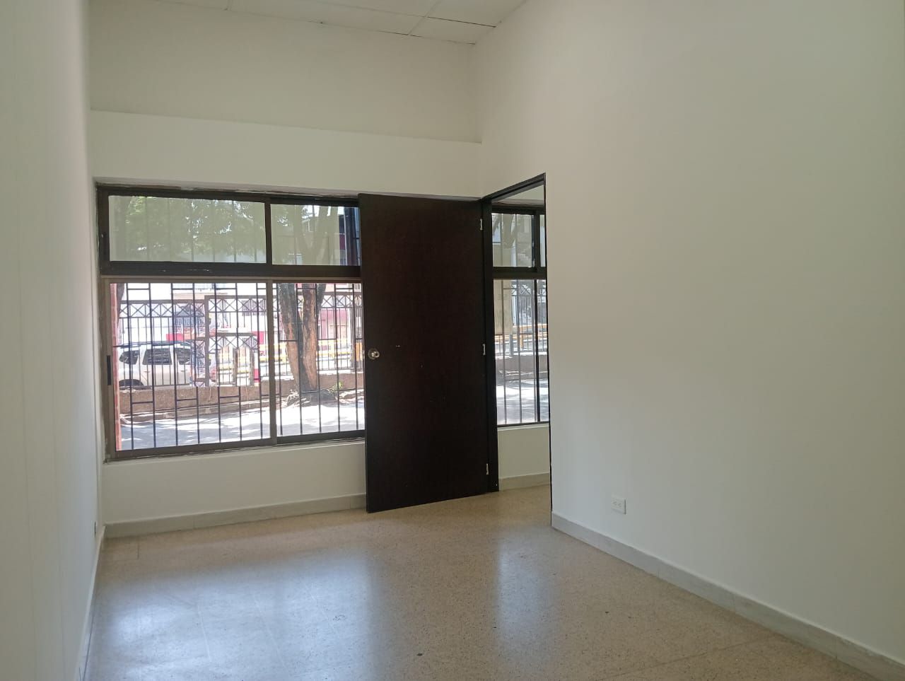 Local en arriendo o venta Antioquia Medellín La Floresta 39 m2 Habitaciones 0 Baños 1 Garajes 2 Precio venta $275000000 Precio arriendo $1950000