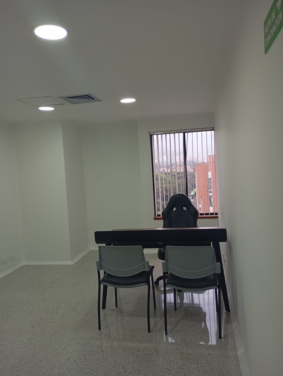 Consultorio en arriendo Antioquia Medellín La Aguacatala 35 m2 Habitaciones 0 Baños 1 Garajes 1 Precio $3000000