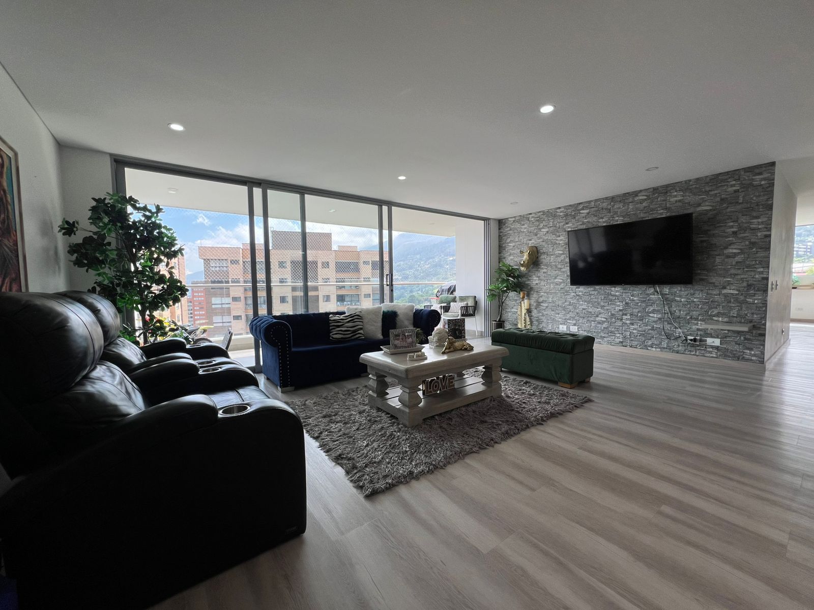 Apartamento en arriendo o venta Antioquia Envigado Jardines 180 m2 Habitaciones 3 Baños 4 Garajes 2 Precio venta $1610000000 Precio arriendo $10250000