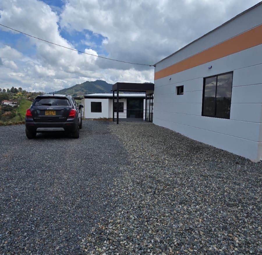 Casa Campestre en arriendo o venta Antioquia Guarne Punto Mayor 2500 m2 Habitaciones 3 Baños 2 Garajes 6 Precio venta $850000000 Precio arriendo $3500000