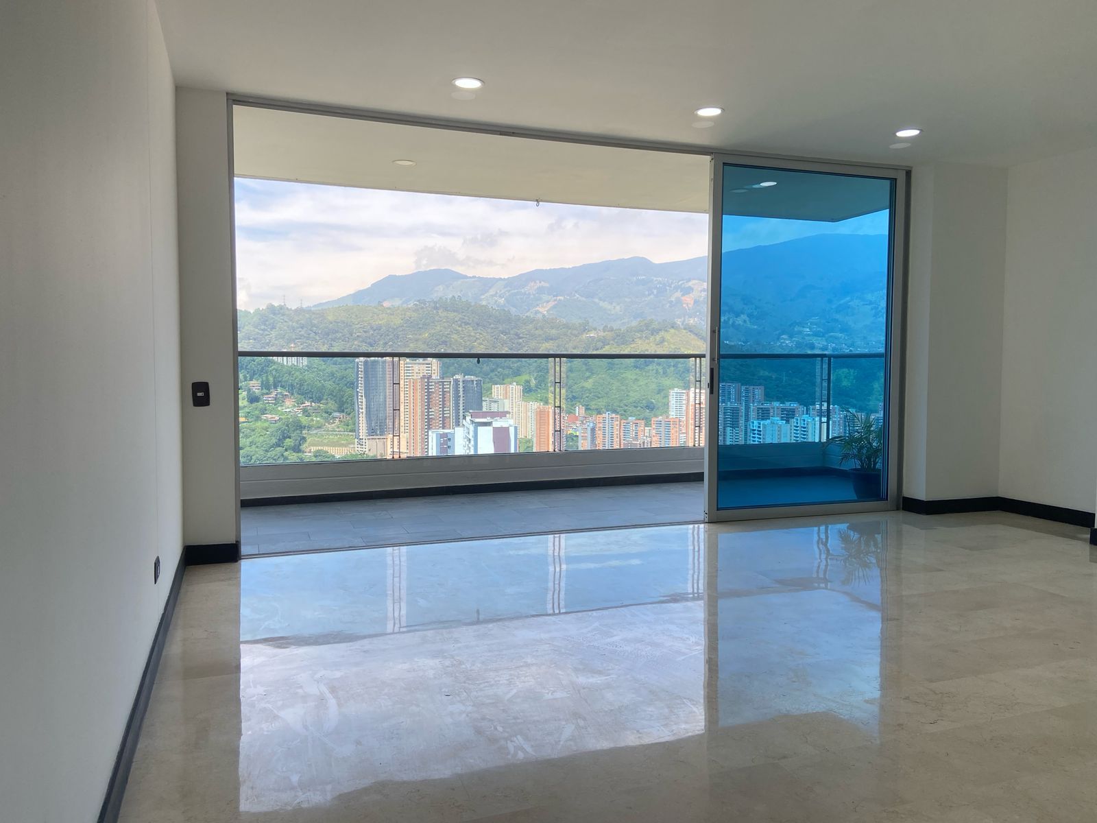 Apartamento en arriendo Antioquia Sabaneta Holanda 110 m2 Habitaciones 2 Baños 2 Garajes 1 Precio $3650000