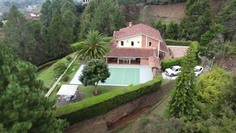 Casa en venta Antioquia Guarne Centro 9800 m2 Habitaciones 3 Baños 3 Garajes 0 Precio $1600000000