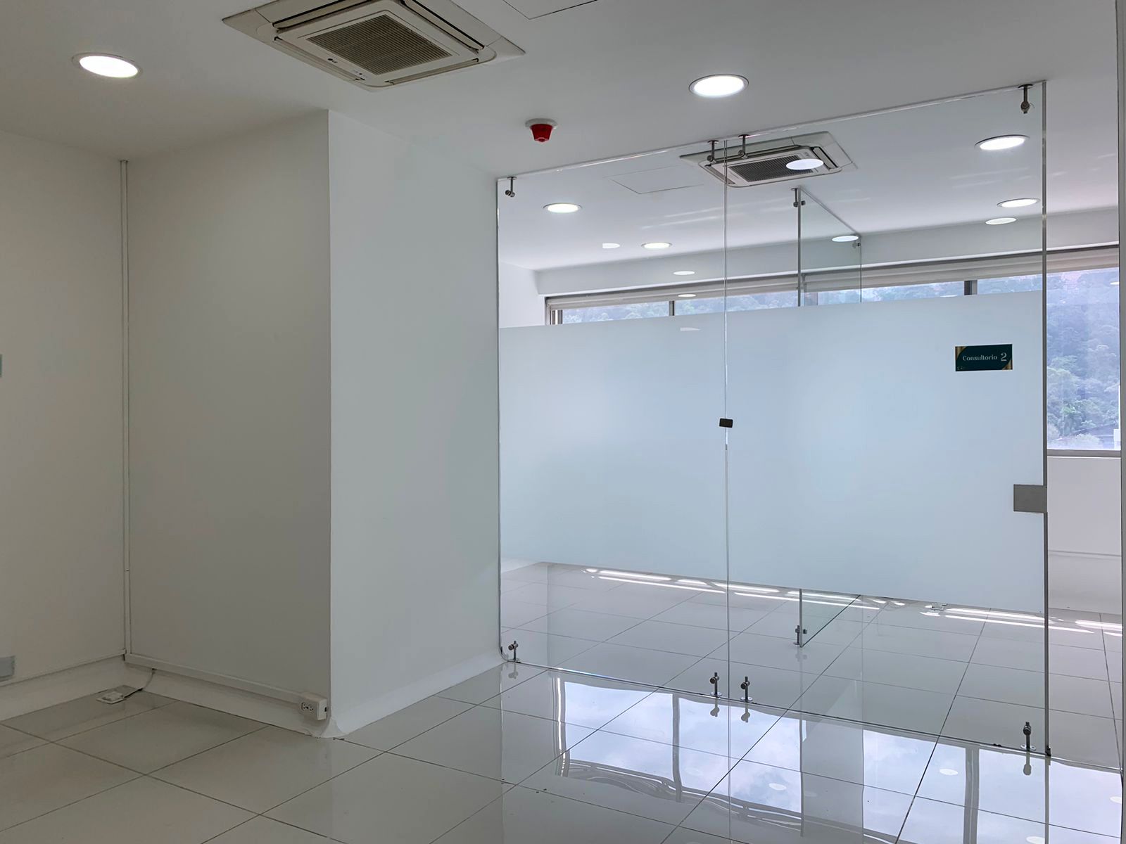 Oficina en arriendo o venta Antioquia Medellín San Diego 40 m2 Habitaciones 0 Baños 2 Garajes 1 Precio venta $350000000 Precio arriendo $3600000