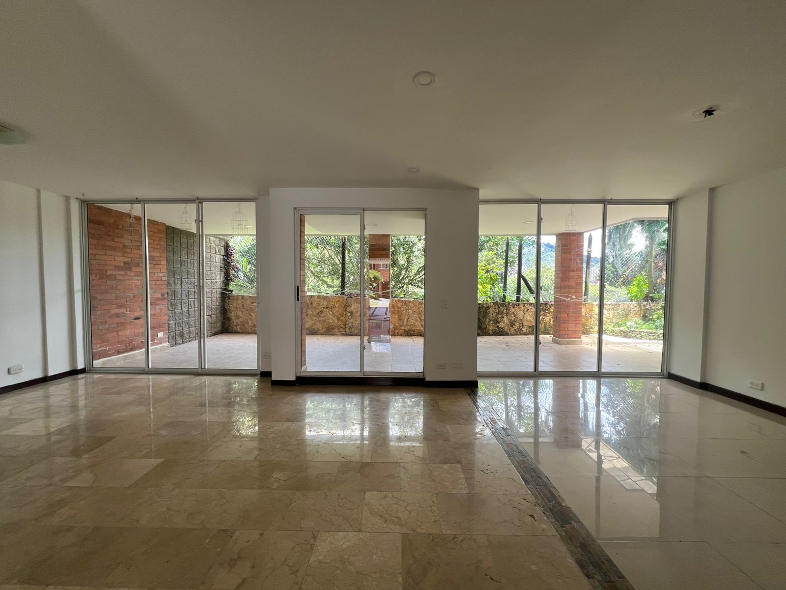 Casa en arriendo o venta Antioquia Envigado La Ferreria 230 m2 Habitaciones 3 Baños 4 Garajes 2 Precio venta $1160000000 Precio arriendo $8800000