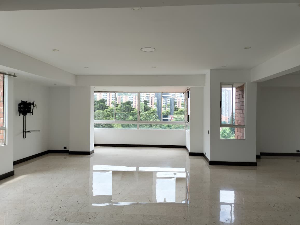 Apartamento en arriendo Antioquia Medellín Chile 160 m2 Habitaciones 3 Baños 3 Garajes 2 Precio $7200000