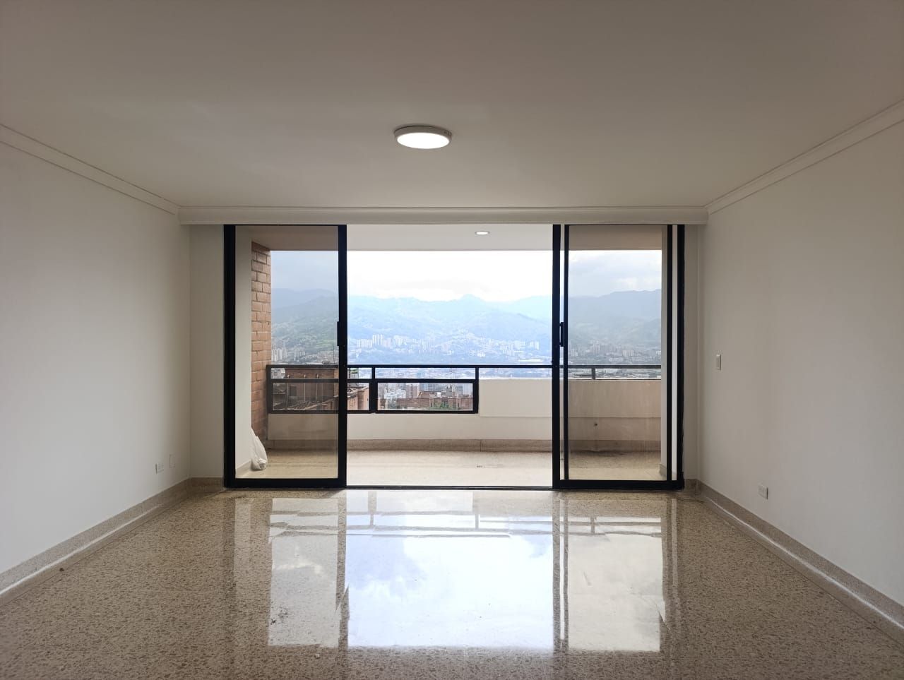 Apartamento en arriendo Antioquia Medellín La Colina 150 m2 Habitaciones 3 Baños 3 Garajes 2 Precio $5700000