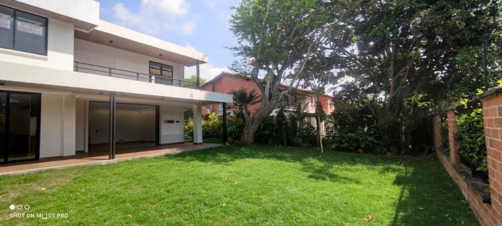 Casa en venta Valle Del Cauca Cali Nn 280 m2 Habitaciones 4 Baños 6 Garajes 5 Precio $1800000000
