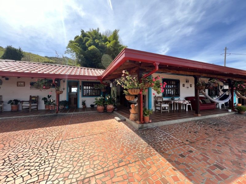 Finca en venta Antioquia Rionegro El Porvenir 220 m2 Habitaciones 4 Baños 3 Garajes 2 Precio $1500000000