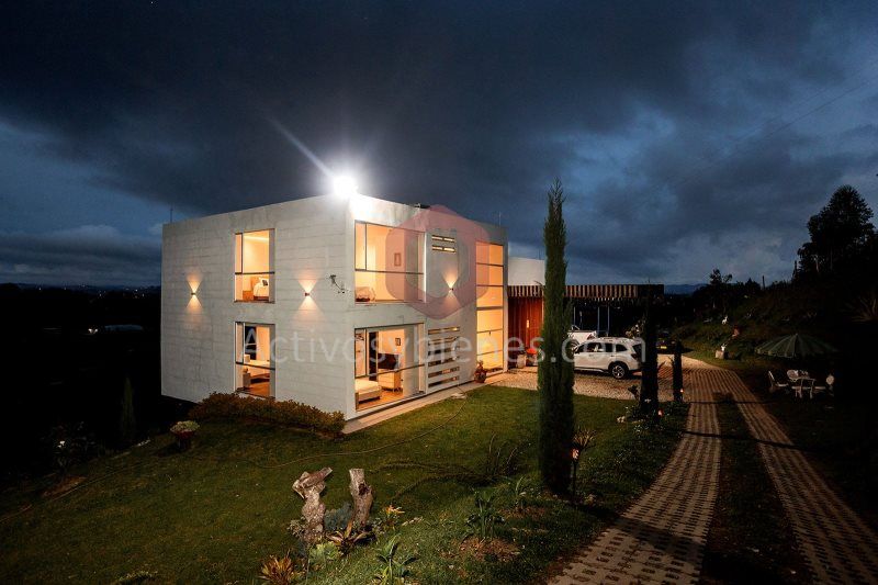 Casa en arriendo o venta Antioquia Rionegro Centro 4650 m2 Habitaciones 5 Baños 6 Garajes 8 Precio venta $2700000000 Precio arriendo $17000000