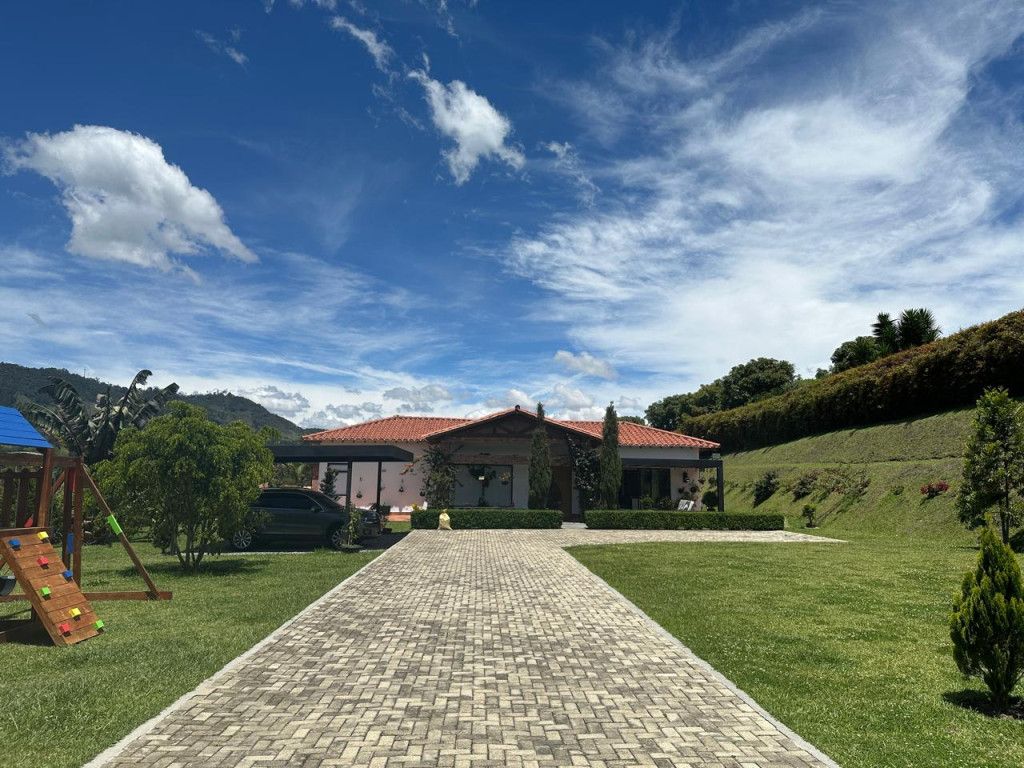 Finca en venta Antioquia La Ceja La Ceja 300 m2 Habitaciones 4 Baños 4 Garajes 0 Precio $2600000000