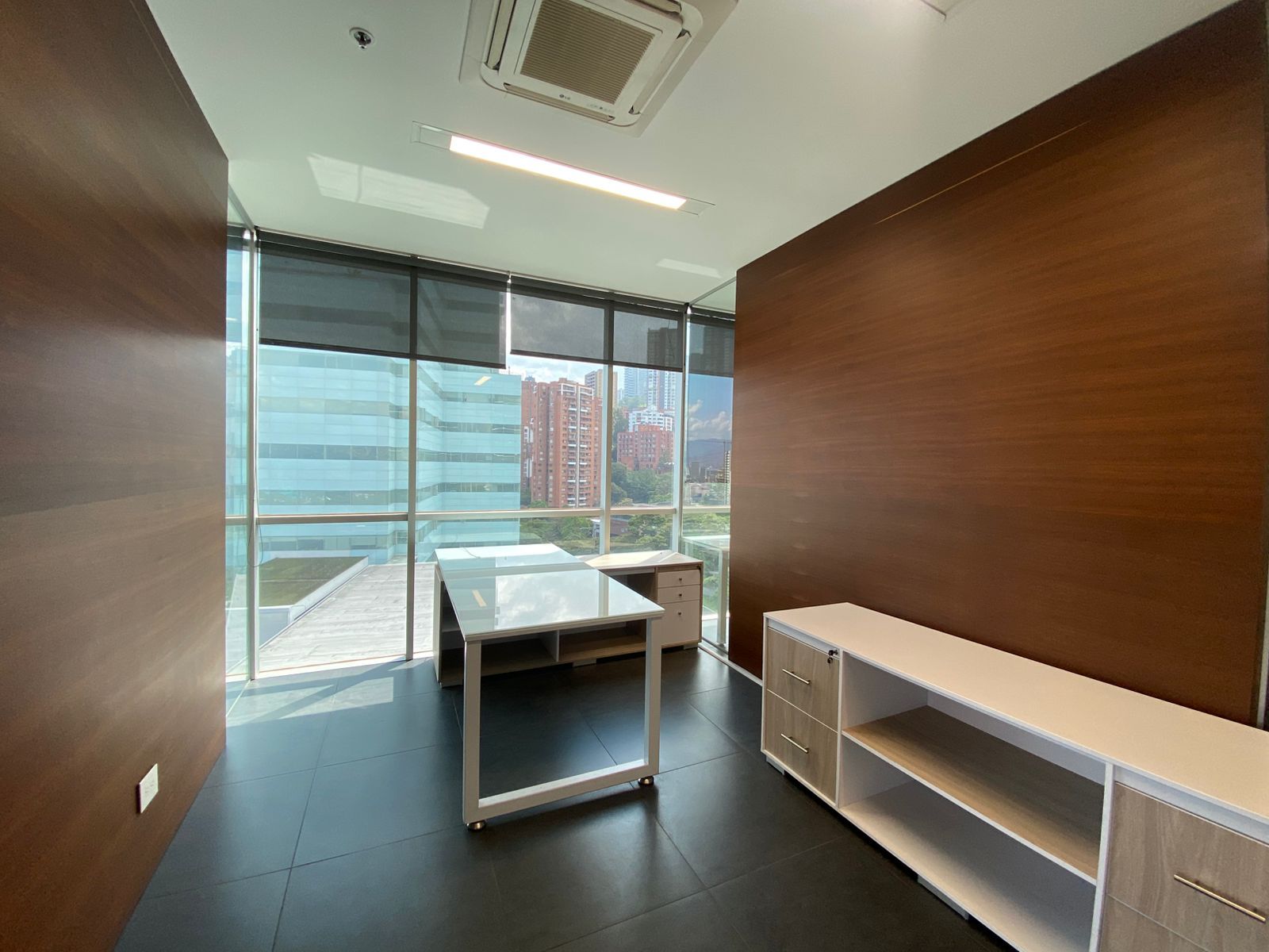 Oficina en venta Antioquia Medellín Villa Carlota 68 m2 Habitaciones 0 Baños 1 Garajes 2 Precio $780000000