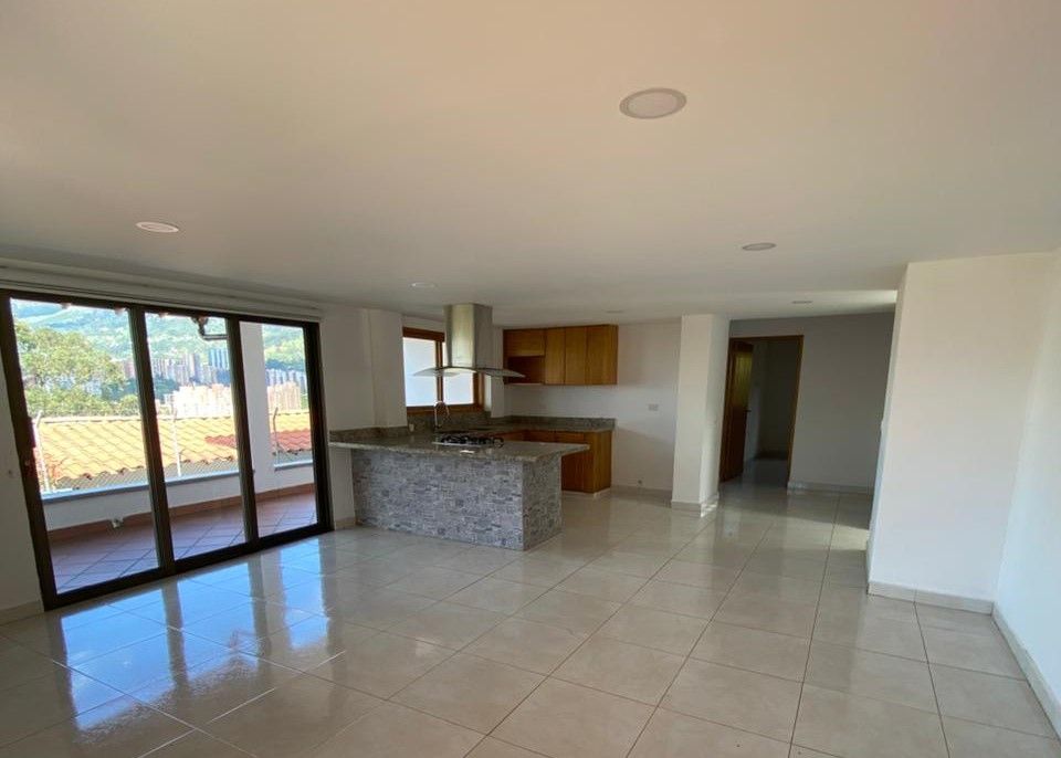 Oficina en arriendo Antioquia Envigado La Mina 300 m2 Habitaciones 0 Baños 2 Garajes 3 Precio $7800000