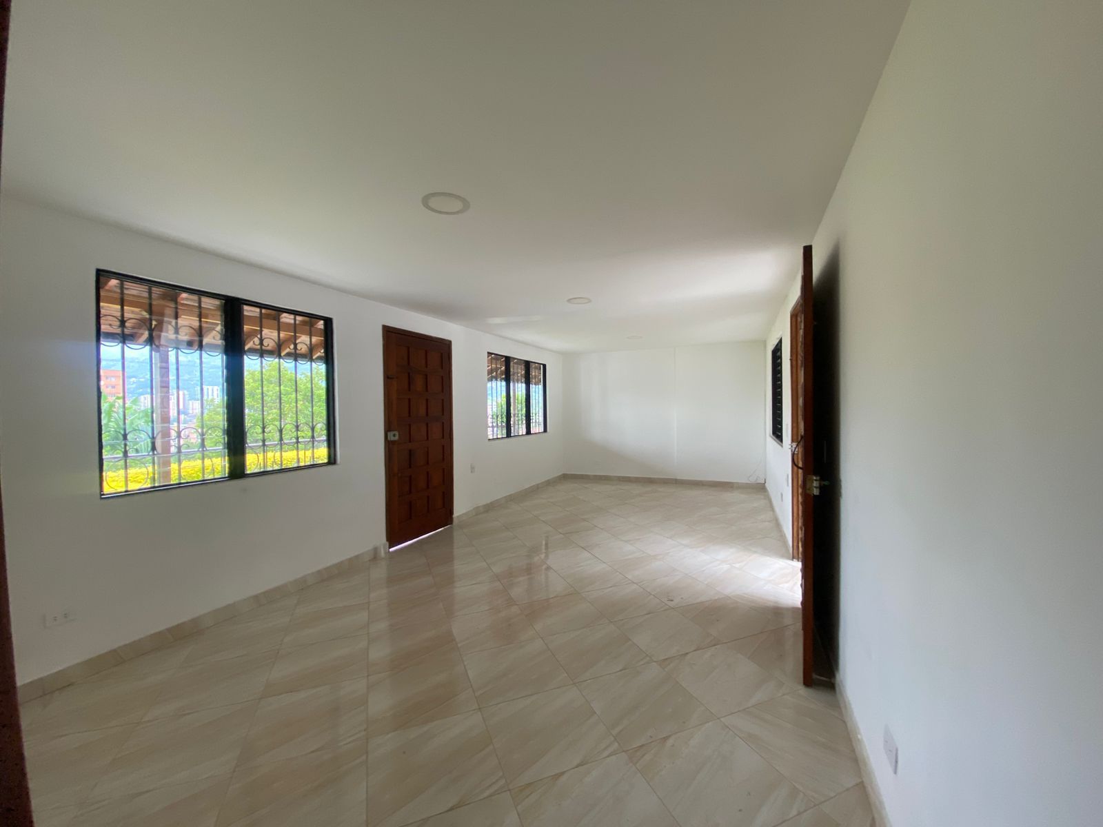 Oficina en arriendo Antioquia Envigado La Mesa 450 m2 Habitaciones 0 Baños 4 Garajes 5 Precio $7000000