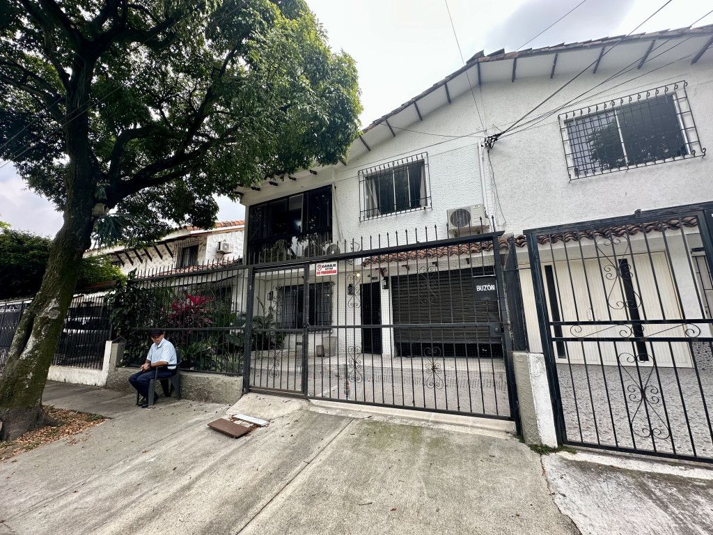 Casa en venta Valle Del Cauca Cali Prados Del Norte 280 m2 Habitaciones 4 Baños 4 Garajes 3 Precio $580000000