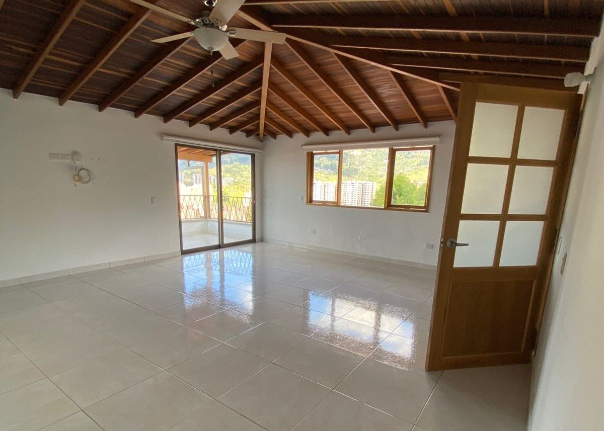 Casa en arriendo Antioquia Envigado Zúñiga 300 m2 Habitaciones 3 Baños 2 Garajes 5 Precio $8100000