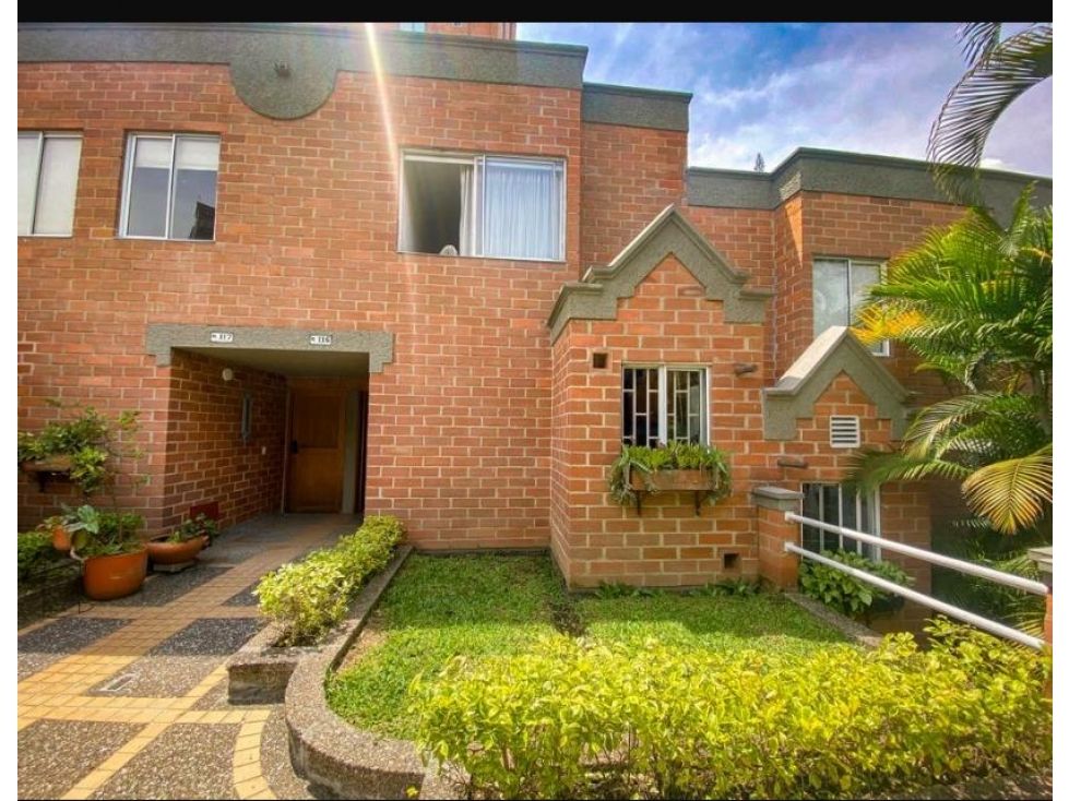 Casa en venta Antioquia Medellín La Frontera 220 m2 Habitaciones 4 Baños 4 Garajes 2 Precio $1050000000