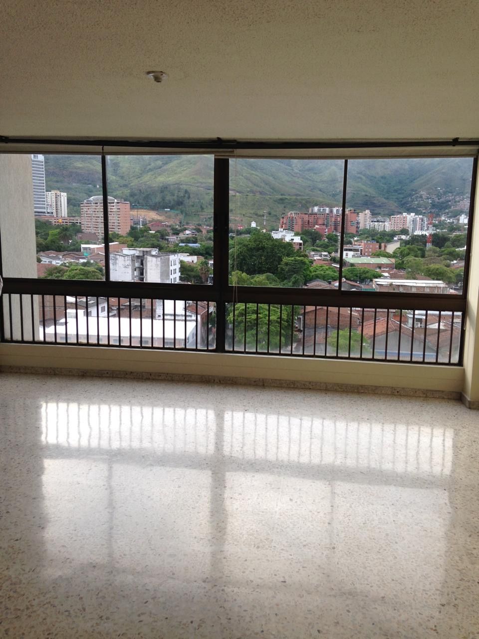 Apartamento en arriendo Valle Del Cauca Cali Prados Del Norte 121 m2 Habitaciones 3 Baños 3 Garajes 2 Precio $2447000