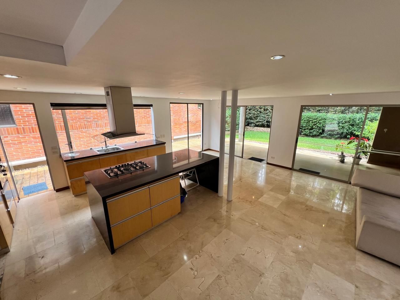 Casa en arriendo Antioquia Medellín Avila 230 m2 Habitaciones 3 Baños 4 Garajes 2 Precio $11900000