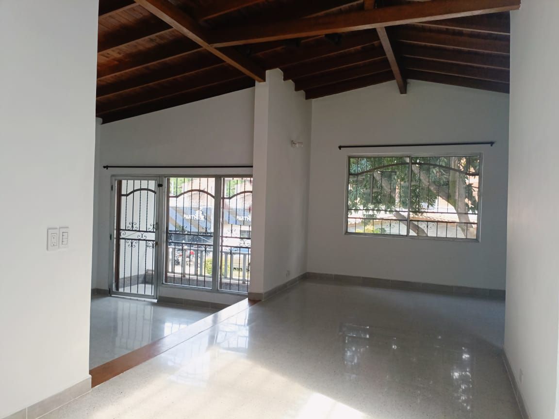 Oficina en arriendo Antioquia Medellín Rosales 174 m2 Habitaciones 0 Baños 2 Garajes 1 Precio $4100000