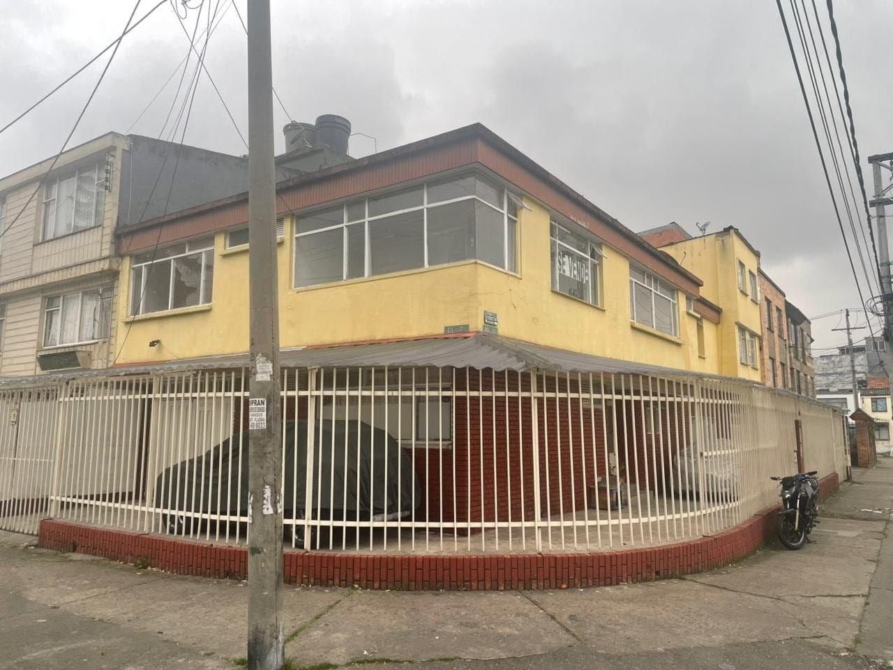 Casa en venta Cundinamarca Bogotá San Bernardo 300 m2 Habitaciones 8 Baños 5 Garajes 3 Precio $1450000000