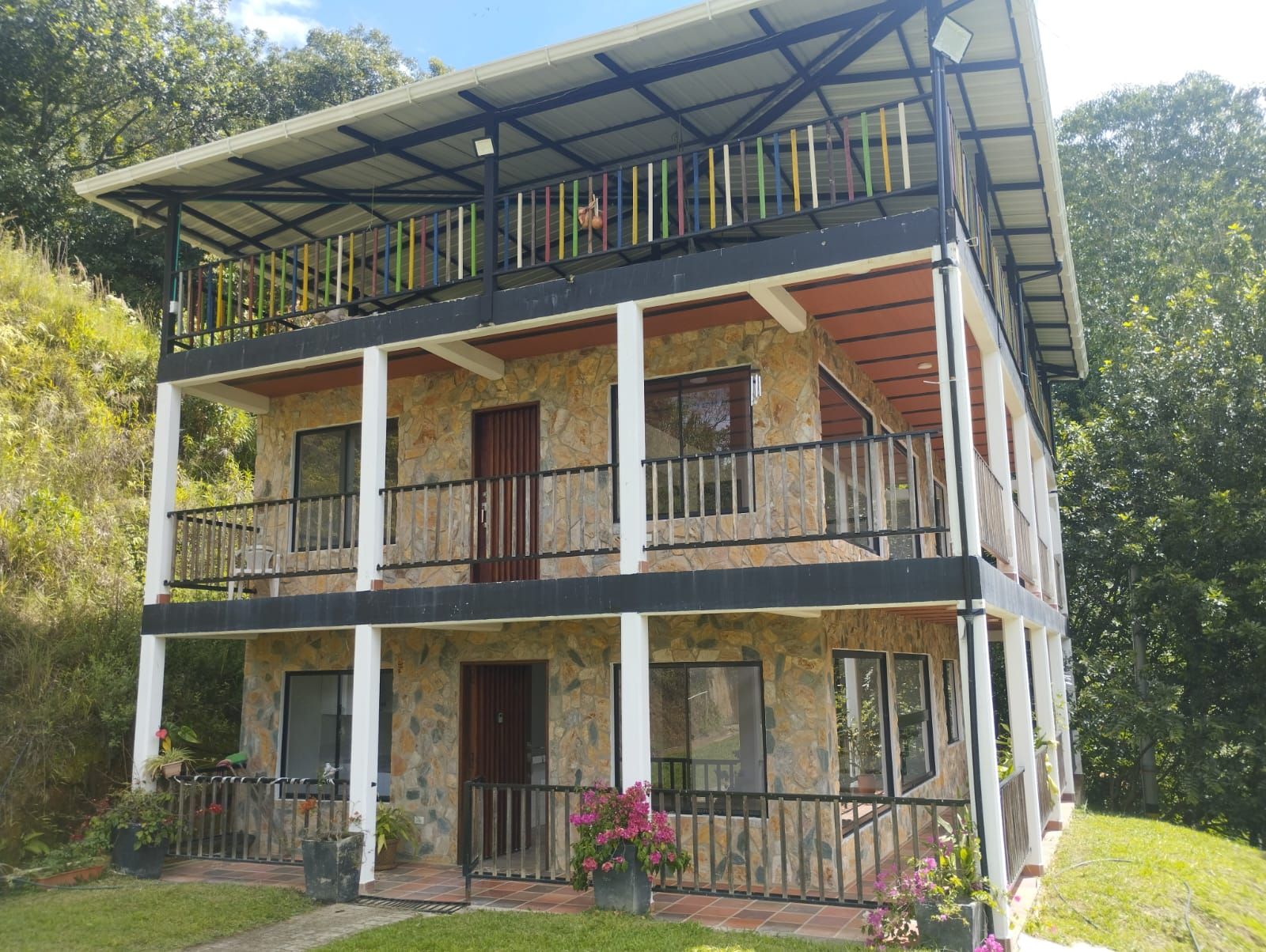 Finca en arriendo o venta Antioquia Barbosa Centro 1500 m2 Habitaciones 4 Baños 3 Garajes 0 Precio venta $950000000 Precio arriendo $4000000