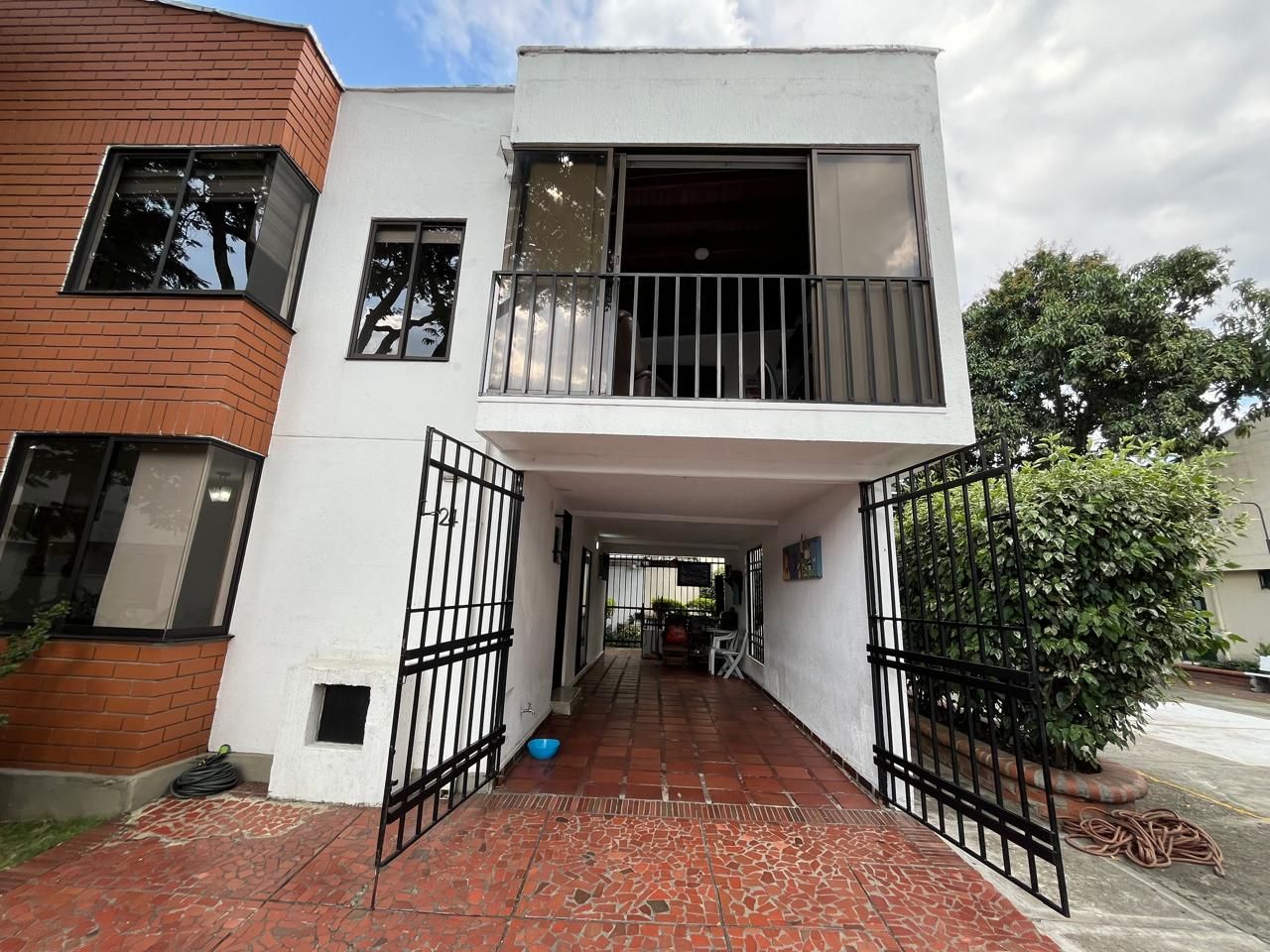 Casa en venta Valle Del Cauca Cali Urbanización La Flora 88 m2 Habitaciones 3 Baños 3 Garajes 1 Precio $500000000