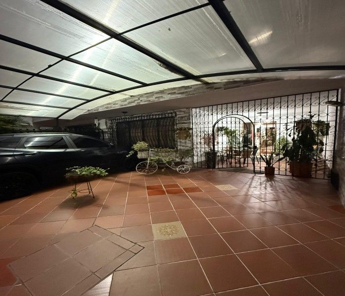 Casa en venta Valle Del Cauca Cali La Flora 280 m2 Habitaciones 4 Baños 4 Garajes 2 Precio $690000000