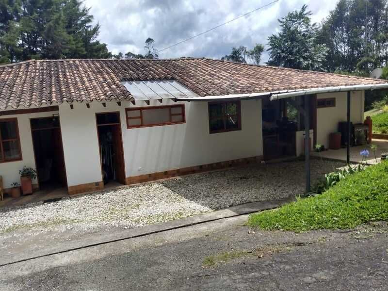 Finca en venta Antioquia El Carmen De Viboral La Alhambra 250 m2 Habitaciones 3 Baños 4 Garajes 2 Precio $1450000000
