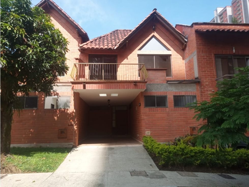 Casa en venta Antioquia Itagüí Santa Catalina 250 m2 Habitaciones 3 Baños 2 Garajes 3 Precio $1200000000